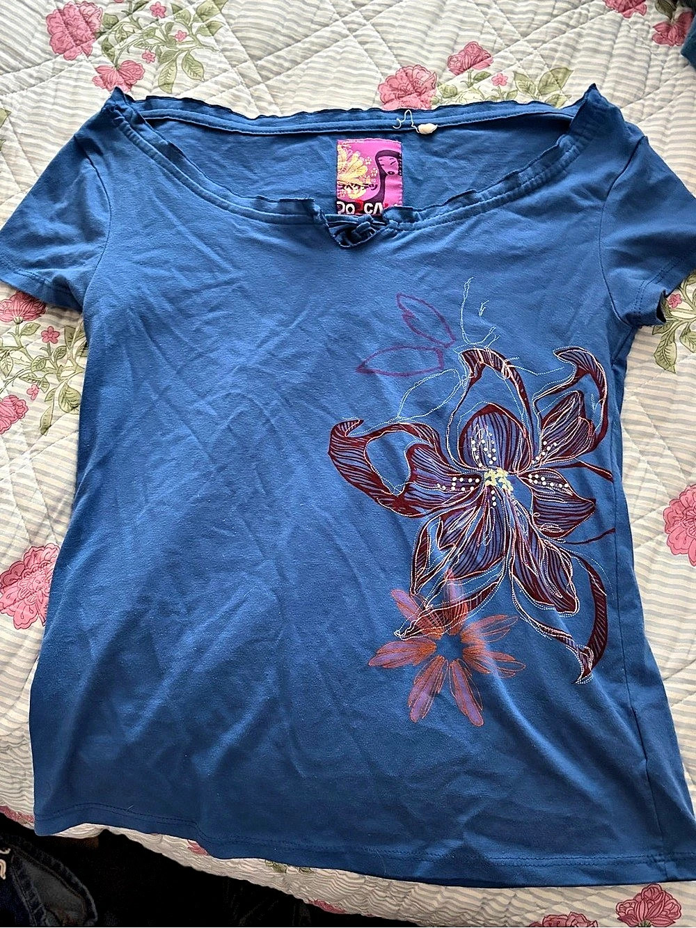 ROCAWEAR Floral Graphic Tee in Blue Size Medium
